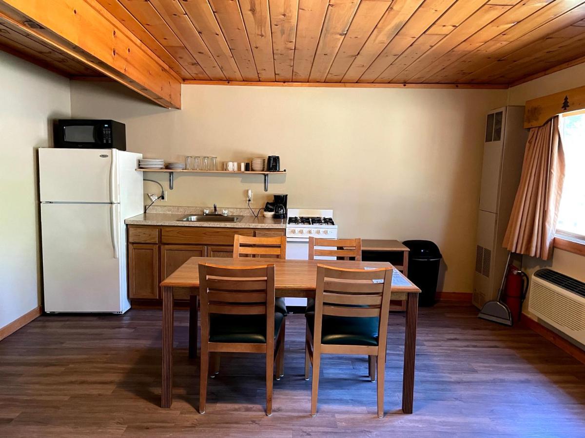 Hanging Horn Lakeside Resort Moose Lake Экстерьер фото