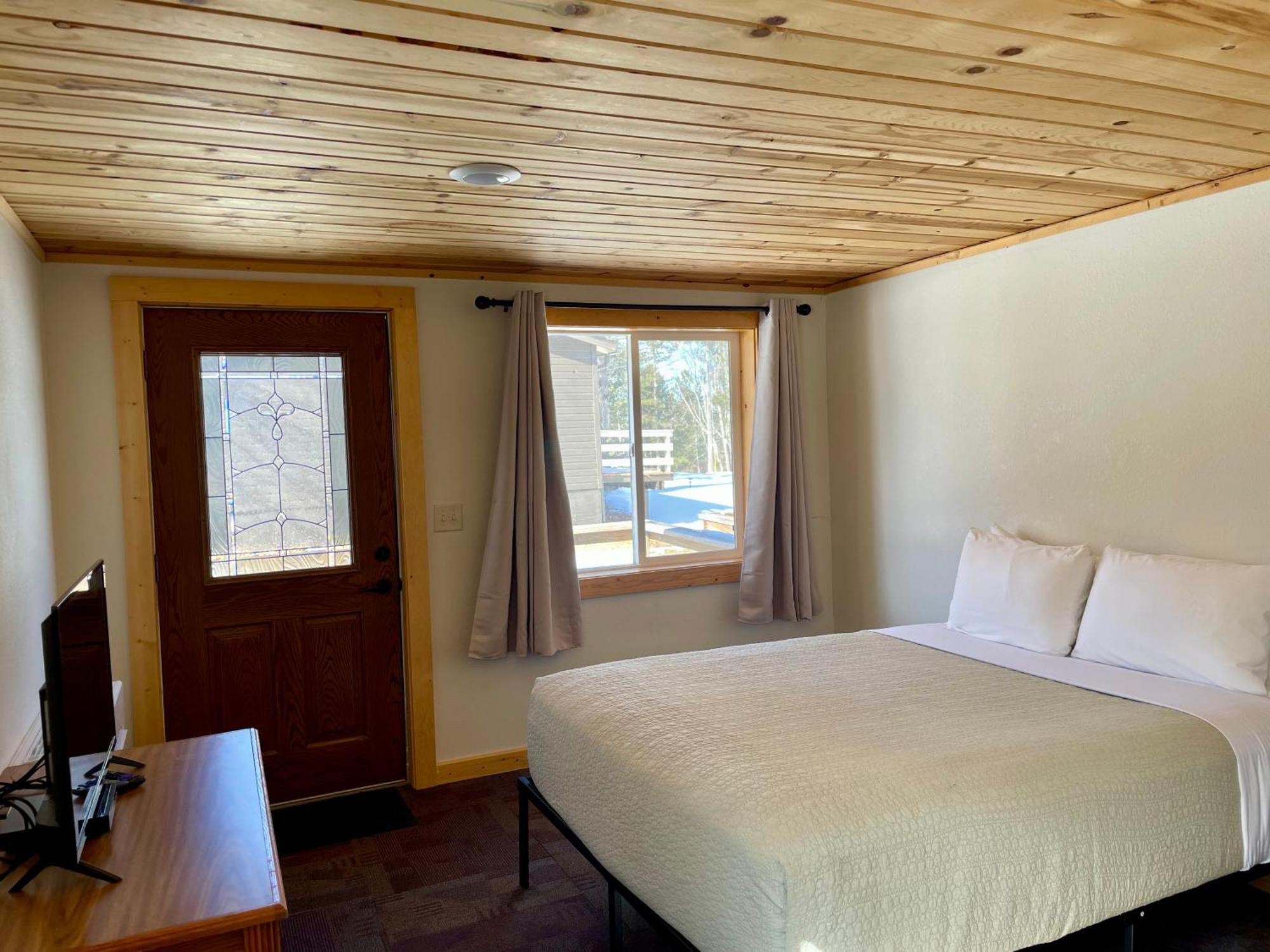 Hanging Horn Lakeside Resort Moose Lake Экстерьер фото